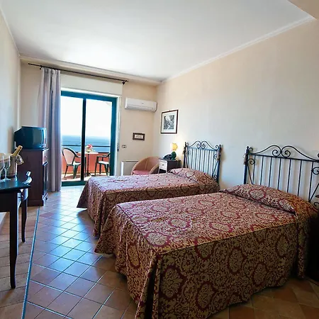 Baia Taormina & 4*